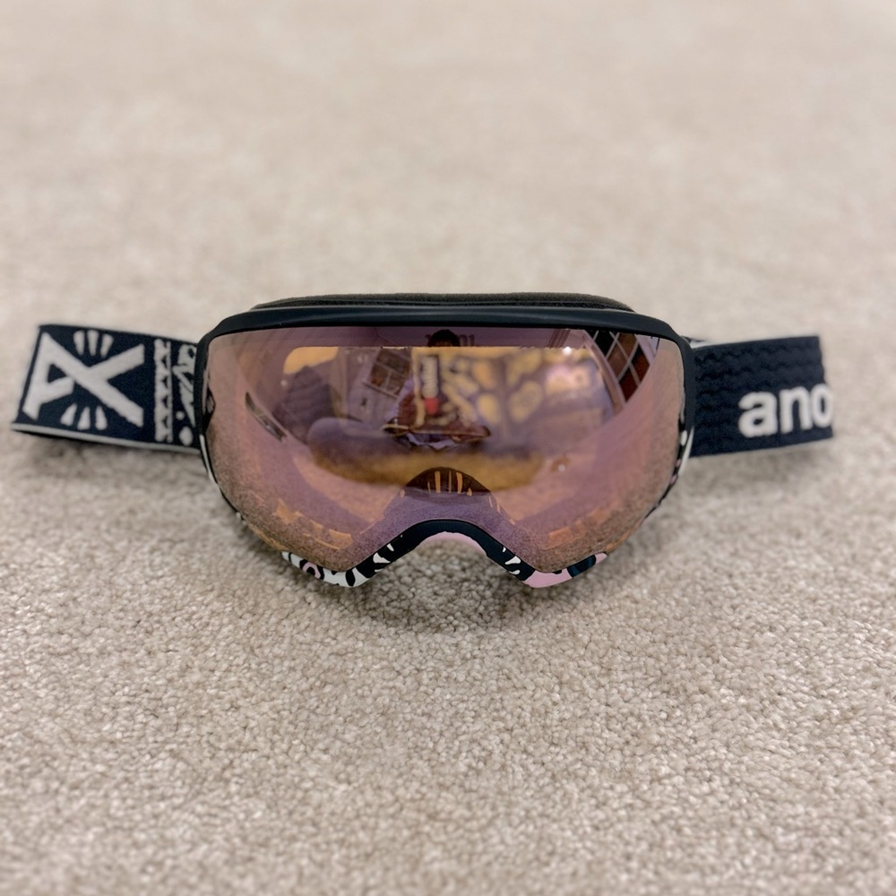 Women’s Anon WM1 ski/snowboard goggles. Regular fit.